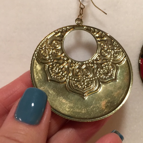 FREE with $20 purchase!  Hoop earrings. - Picture 5 of 6